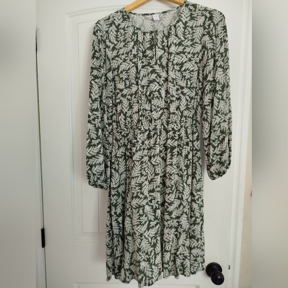 Beautiful green and white leafy flowy dress